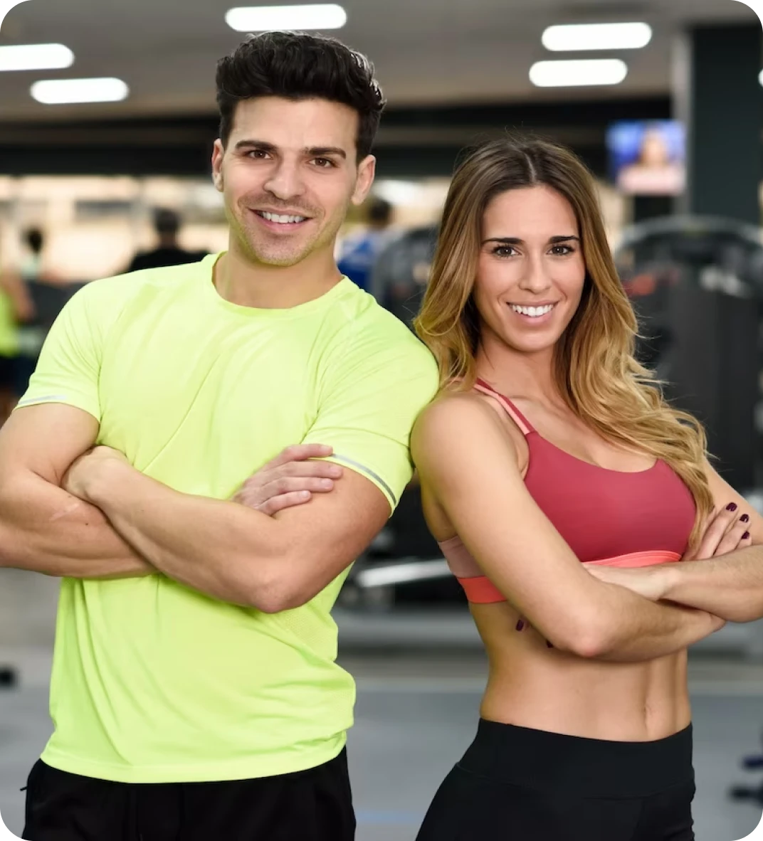 Imagem de um homem e uma mulher lado a lado de braços cruzados