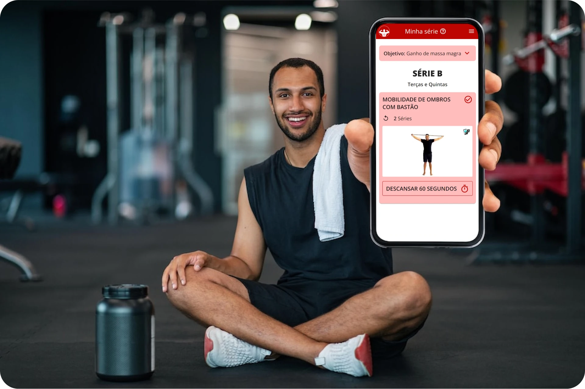 Imagem de um homem segurando um aparelho celular que mostra o aplicativo da Treino Digital